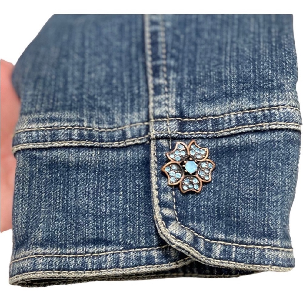 🌺 Super cute denim jacket with rhinestone flower detail on snaps. - Picture 7 of 10